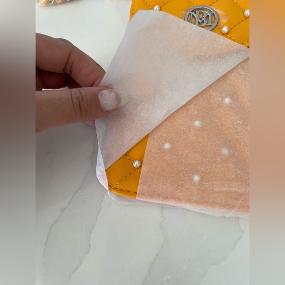 NWT | Badgley Mischka | Yellow Pearls Strap Phone Case - Picture 2 of 5